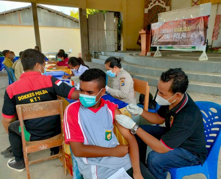 Jemput Bola, Gerai Vaksin TNI - POLRI Datangi Sekolah sekolah Di Kabupaten Sikka