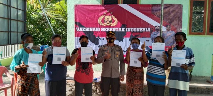 Bersama Kapolri Lewat Zoom Meeting, Polres Sikka Laksanakan Vaksinasi Serentak Indonesia di Desa Bloro