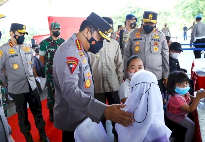 Tinjau Vaksinasi Serentak se-Indonesia, Kapolri Ingatkan Syarat Wajib Laksanakan PTM 100 Persen 