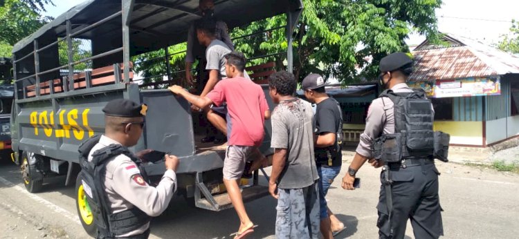 Patroli Satuan Samapta Polres Sikka Lakukan Mobilisasi Masyarakat Menuju Tempat Vaksinasi di Mako Pos subsektor Ndete