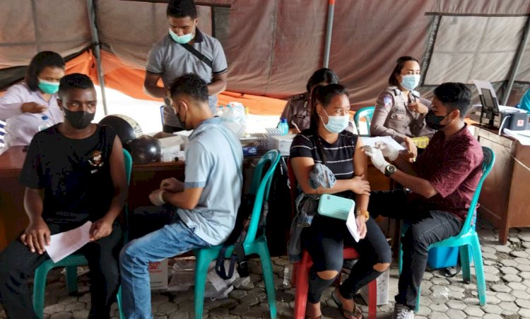 Gelar Vaksinasi Presisi di Areal Samsat, Polres Sikka Siap Capai Target 100% di Bulan Maret 2022