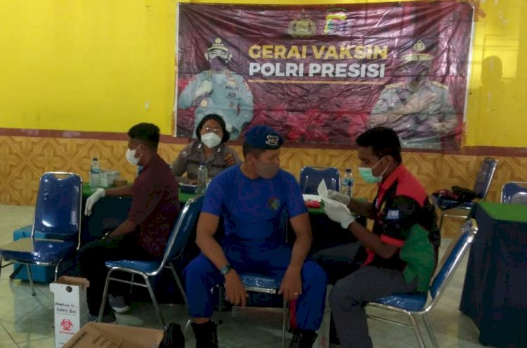Polres Sikka Suntikkan Vaksinasi Dosis tiga Kepada Anggota dan Bhayangkari