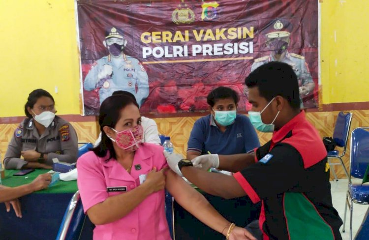 Polres Sikka Suntikkan Vaksinasi Dosis tiga Kepada Anggota dan Bhayangkari