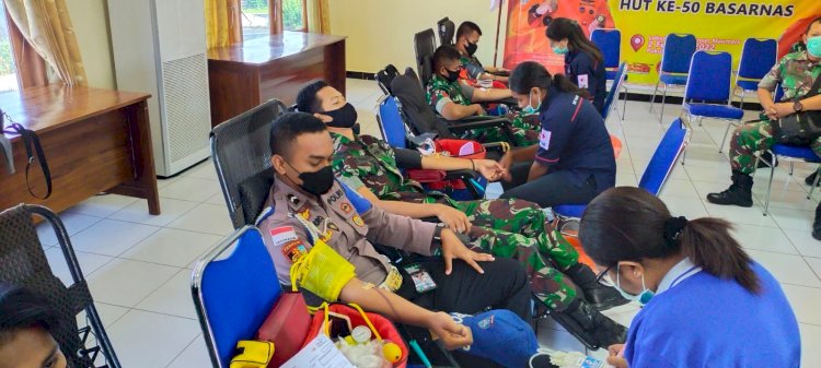 Personil Polres Sikka ikut serta dalam giat donor darah sambut HUT Basarnas ke-50