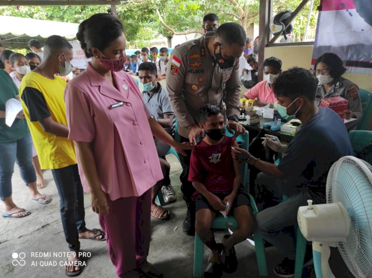 Kapolres Sikka dan Ketua Bhayangkari Cab. Sikka kunjungi kegiatan vaksinasi di Mapolsek Kewapante