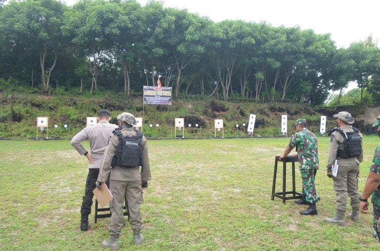 Memelihara dan Meningkatkan Sinergitas, TNI-Polri di Kab. Sikka Laksanakan Latihan Menembak Bersama