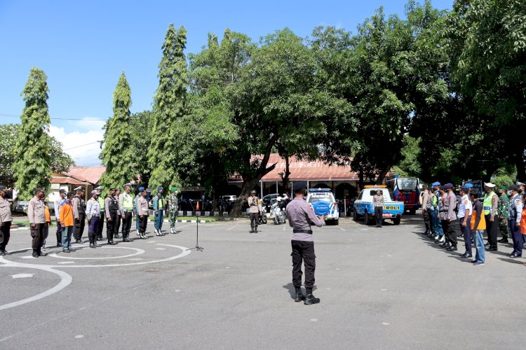 Personil Gabungan Operasi Aman Nusa II Bagikan Masker dan Edukasi Prokes Kepada Pengguna Jalan