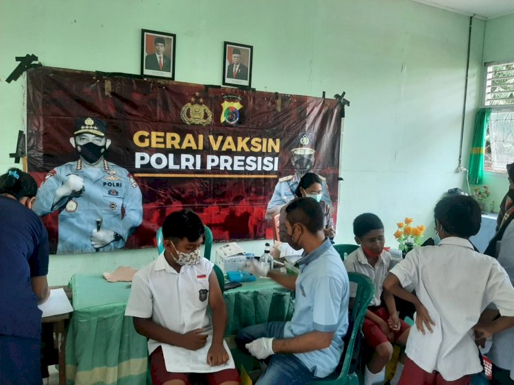Gerai Vaksin Presisi Polres Sikka laksanakan vaksinasi anak di SDI Sinde Kabor