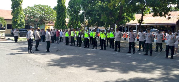 Kabid Humas Polda NTT Beri Pencerahan Personil Polres Sikka di Apel Siang.