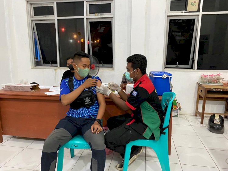 Polres Sikka Gelar Vaksinasi Malam Hari di Masjid Darussalam Waioti