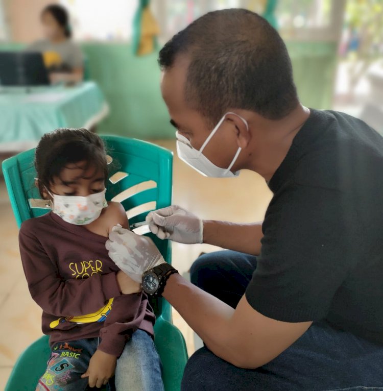 Di Sekolah SDK Maumere 2 Tim Gerai Vaksin Presisi Polri Polres Sikka Beri Vaksinasi Anak Dosis Ke II