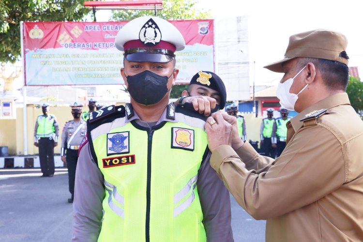 Bupati Sikka Pimpin Apel Gelar Pasukan Operasi Ketupat Turangga 2022 di Polres Sikka