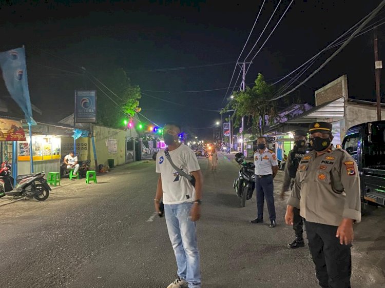 Sejumlah Personil Polres Sikka Laksanakan Pengamanan Malam Takbiran Hari Raya Idul Fitri 1443 H