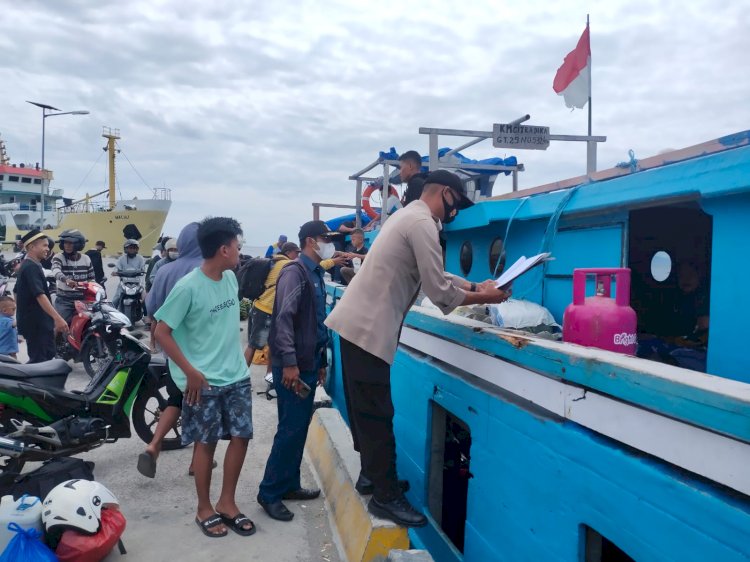 Ops Ketupat 2022, Personil Pos Terpadu Laksanakan Pengamanan Aktivitas Pelabuhan Lsay Maumere