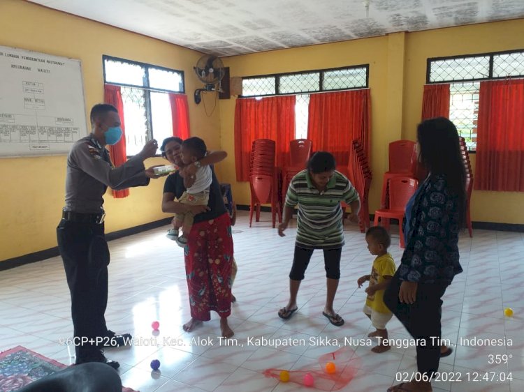 Cegah Stunting, Bripka Ridwan Dampingi Kader Posyandu Kelurahan Waioti lakukan kegiatan  Pengawasan dan Pemberian Makanan kepada Bayi Stunting