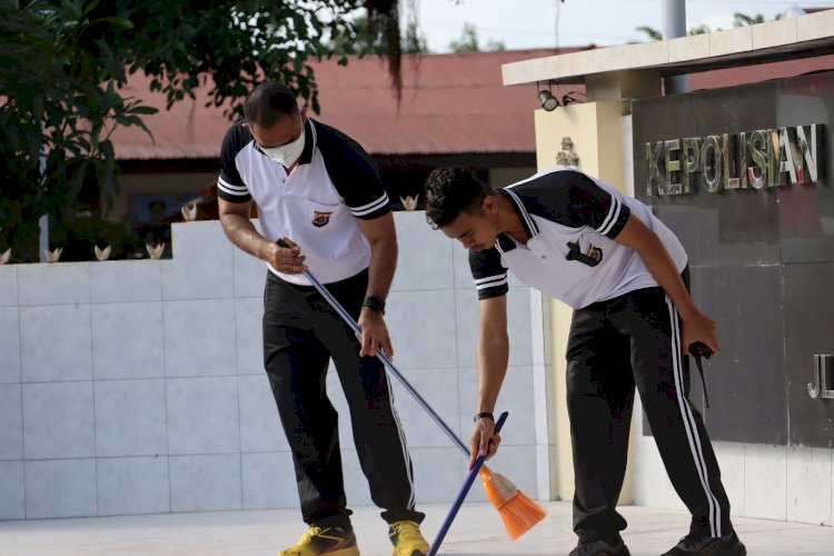 Kapolres Sikka Pimpin Langsung Personilnya Laksanakan Kerja Bakti Bersihkan Mako