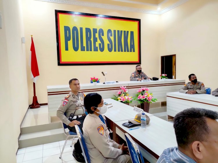 Karorena Polda NTT Lakukan Evaluasi Kinerja Pelayanan Publik di Polres Sikka.