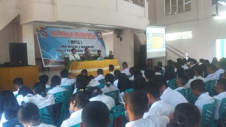 Kanit Binmas Dan Kasium Polsek Alok Sosialisasikan Bahaya Kenakalan Remaja Kepada Pelajar SMA Negeri 2 Maumere.