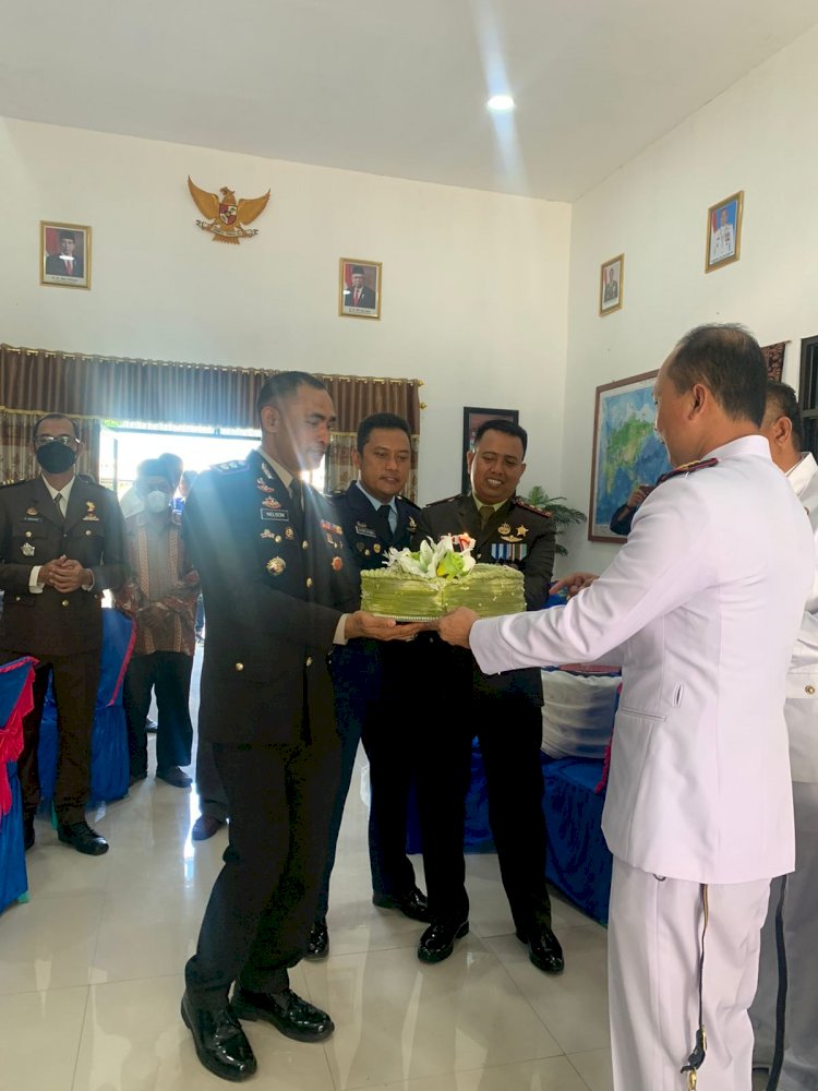 Kapolres Sikka Hadiri Upacara Peringatan HUT TNI ke 77.