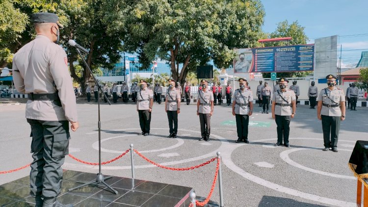Kapolres Sikka Pimpin Upacara Serah Terima Jabatan Wakapolres Sikka, Kabag Ops Dan Kasat Intelkam.