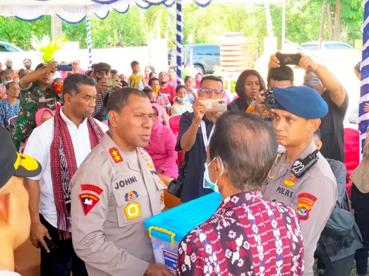 Kapolda NTT dan Ibu Ketua Bhayangkari Daerah NTT Memberikan Bansos di Polsek Nelle