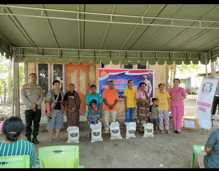 Kapolres Sikka Bersama Ketua Bhayangkari Cabang Sikka Beri Bansos Ke Warga Kurang Mampu