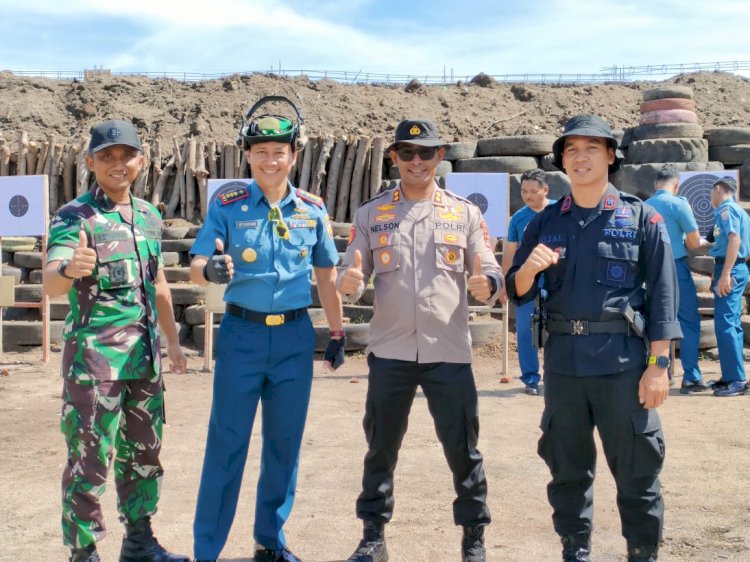 Tingkatkan Sinergitas TNI-Polri,  Kapolres Sikka Latihan Menembak Bersama Danlanal Maumere dan Dandim 1603 Sikka