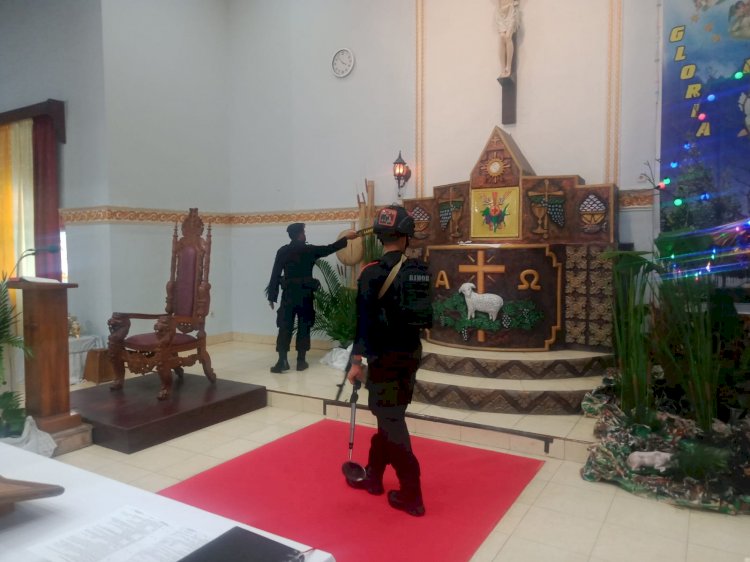 Brimob Sterilisasi Gereja di seputaran Kota Maumere jelang Malam Natal
