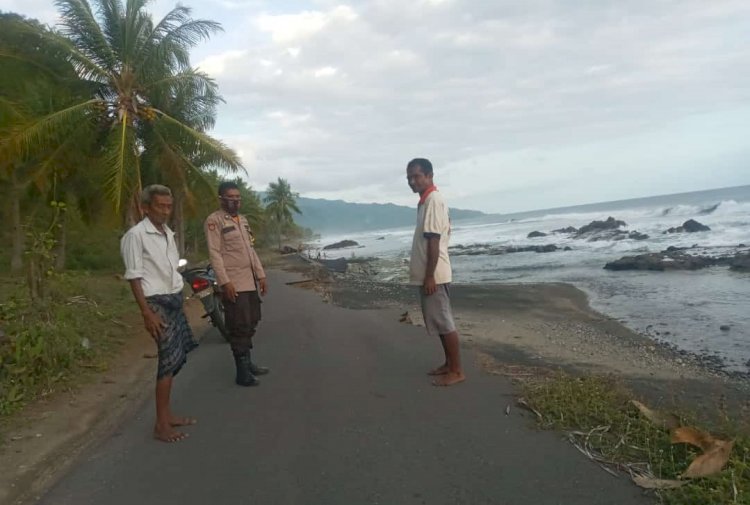 Sambangi Pesisir Pantai Bripka Virgis Himbau Warga Nelayan Waspada Cuaca Ekstrem Saat Melaut