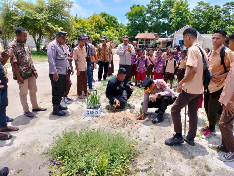 Dukung Penghijauan, Wakapolres bersama PJU Polres Sikka Tanam Pohon di Pamana