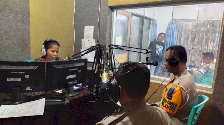 Kasat Lantas Polres Sikka Sosialisasikan Pelaksanaan Operasi Keselamatan 2023 di Radio Suara Sikka
