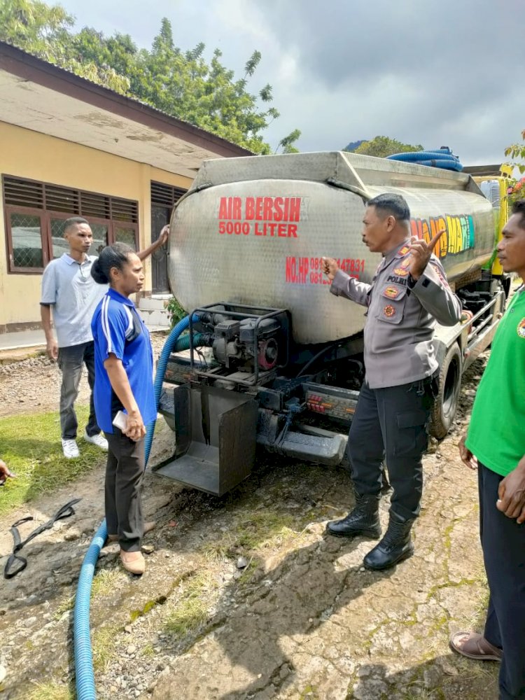 Jumat Curhat, Kapolres Sikka Kunjungi Masyarakat Desa Rubit dan berikan bantuan Air Bersih