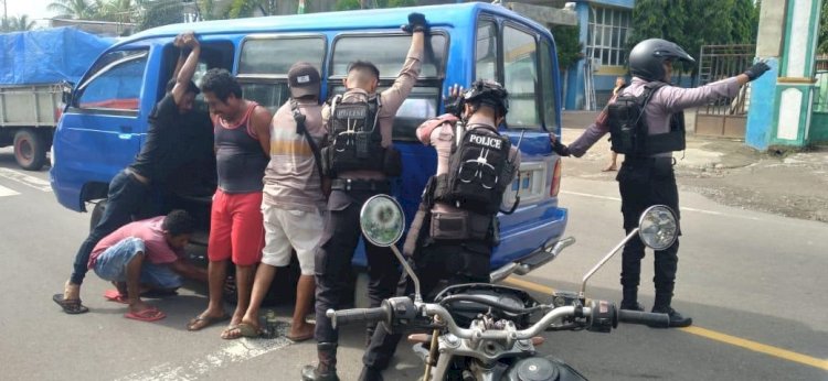 Anggota Turjawali Sat Samapta Polres Sikka Bantu Mobil Angkot Yang Mogok