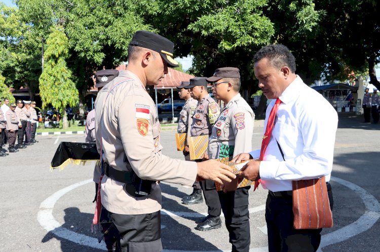 Kapolres Sikka Berikan Penghargaan Kepada 4 Personilnya Yang Berprestasi