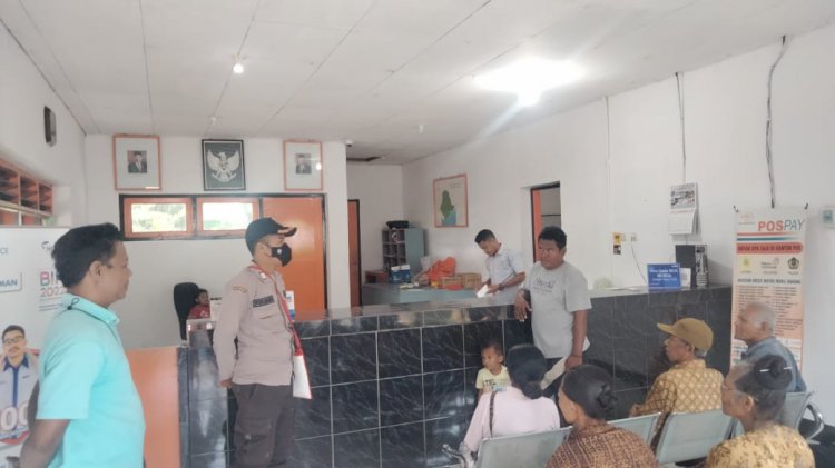 Bhabinkamtibmas Polsek Paga Laksanakan Pengamanan Pembagian Bansos PKH dan Sembako dari Kemensos RI kepada Masyarakat Desa Tanawawo