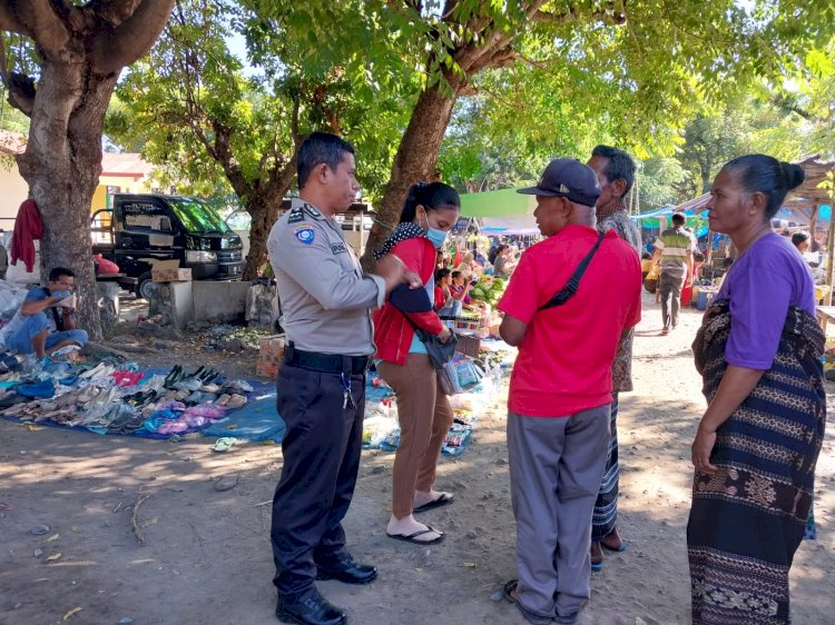 Lakukan Patroli Sambang Di Pasar Ndete Aipda Syafrul Berikan Himbauan Kamtibmas