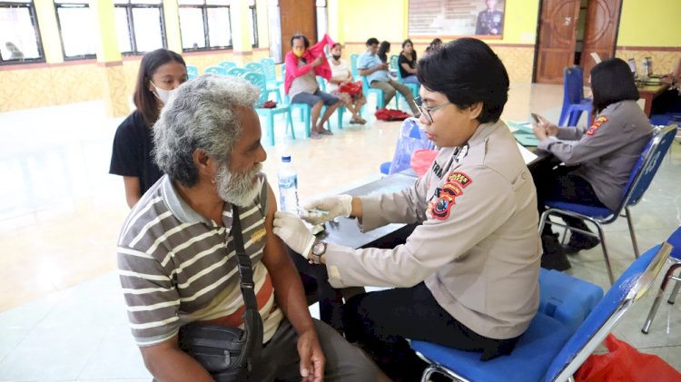 Vaksinasi Sambut Hari Bhayangkara ke-77, Polres Sikka Sediakan 750 Dosis Untuk Masyarakat