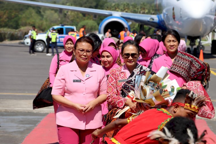 Tiba Di Nian Tana Sikka, Ketua Umum Bhayangkari Ny. Juliati Sigit Prabowo Kunjungi TK Kemala Bhayangkari dan Lepo Lorun