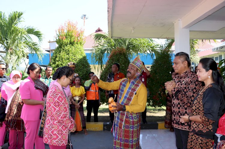 Tiba Di Nian Tana Sikka, Ketua Umum Bhayangkari Ny. Juliati Sigit Prabowo Kunjungi TK Kemala Bhayangkari dan Lepo Lorun