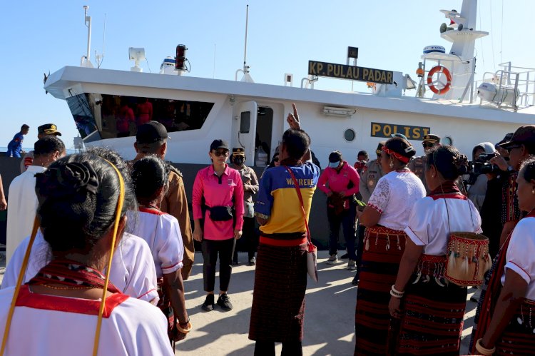 Kunjungi Pulau Palue, Ketua Umum Bhayangkari Ny. Juliati Sigit Prabowo Berikan Bansos dan Resmikan Bak Penampung Air Untuk Warga Palue