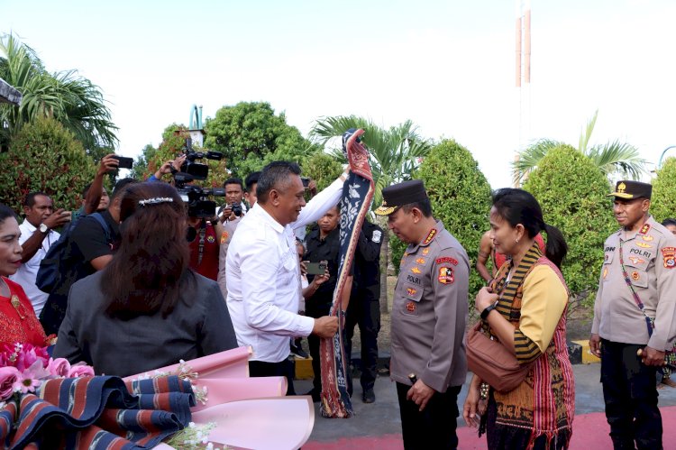 Tiba di Nian Tana Sikka, Kapolri Jenderal Polisi Drs. Listyo Sigit Prabowo, M.Si. dan Ibu Ny. Juliati Sigit Prabowo disambut Forkopimda Kab. Sikka