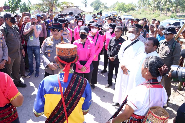 Tiba di Palue, Kapolri bersama Ketua Umum Bhayangkari Tinjau Pelaksanaan Bakti Kesehatan dan Berikan Bansos