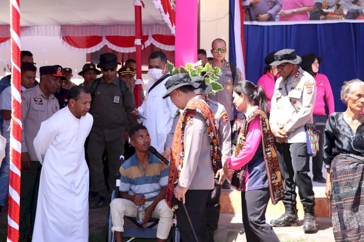 Tiba di Palue, Kapolri bersama Ketua Umum Bhayangkari Tinjau Pelaksanaan Bakti Kesehatan dan Berikan Bansos