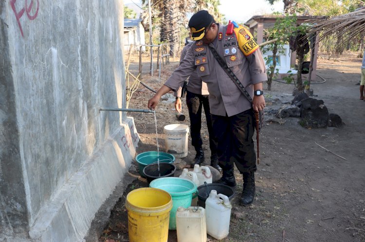 Polres Sikka Salurkan 4 Tangki Air Bersih Untuk Warga Desa Hoder