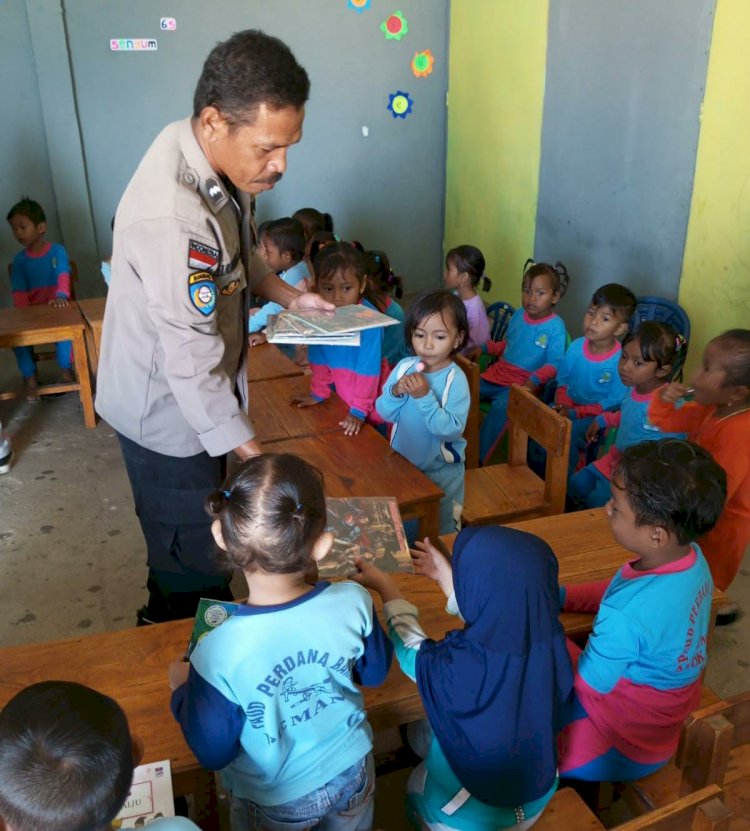 Polri Peduli Budaya Literasi, Bagikan Buku Kepada Anak-anak Sekolah di Pulau Pemana