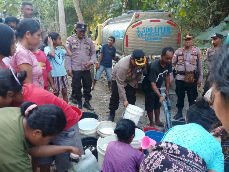 Hari Lalu Lintas Bhayangkara ke-68, Polres Sikka Salurkan 16.500 liter Air Bersih untuk Warga Desa Bura Bekor, Bola.