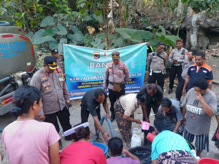 Hari Lalu Lintas Bhayangkara ke-68, Polres Sikka Salurkan 16.500 liter Air Bersih untuk Warga Desa Bura Bekor, Bola.