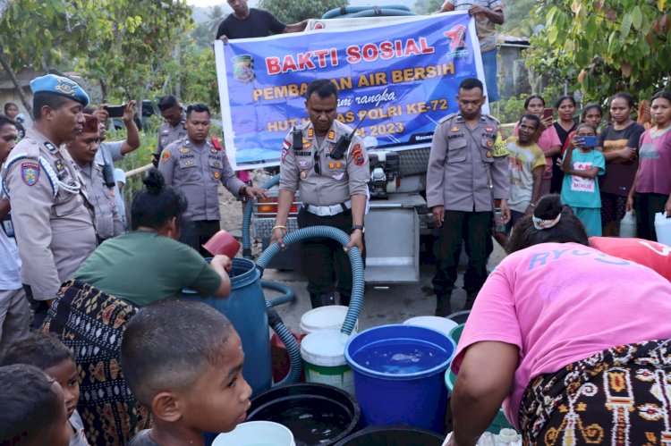 HUT Humas Polri ke-72, Polres Sikka Bagikan Air Bersih kepada warga Lirikelang dan Klotong