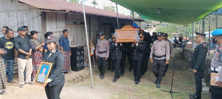 Wakapolres Sikka Pimpin Upacara Pemakaman Almarhum Iptu Purn. Alexander Grasa