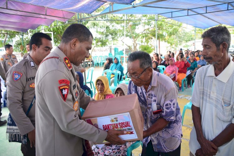 Kapolda NTT Berikan Bantuan Sosial kepada 100 KK di Kecamatan Kota Waingapu.-